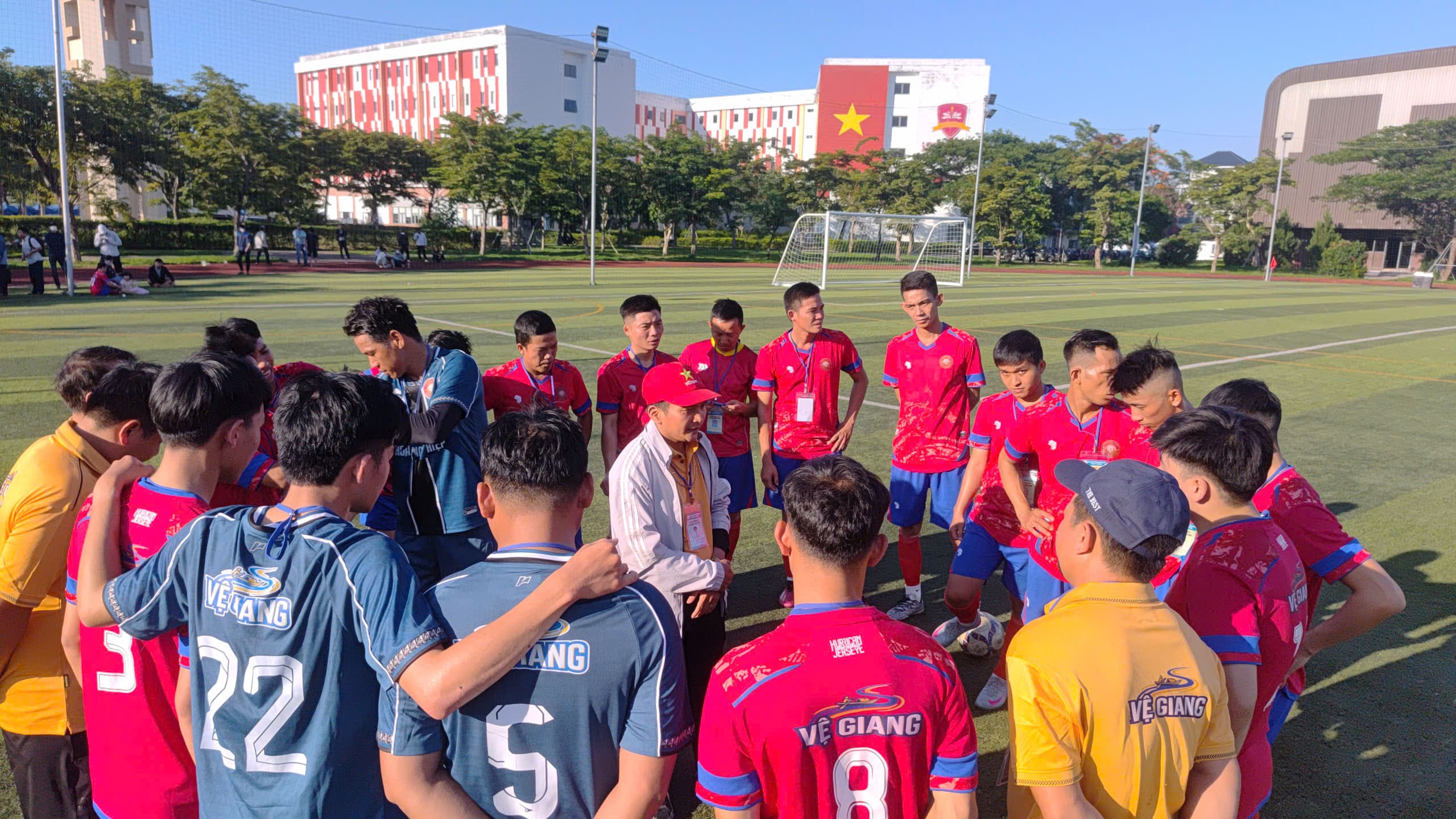 Đội hình ra sân của tuyển bóng đá nam xã Vệ Giang tại ngày hội thể thao lớn nhất tỉnh.