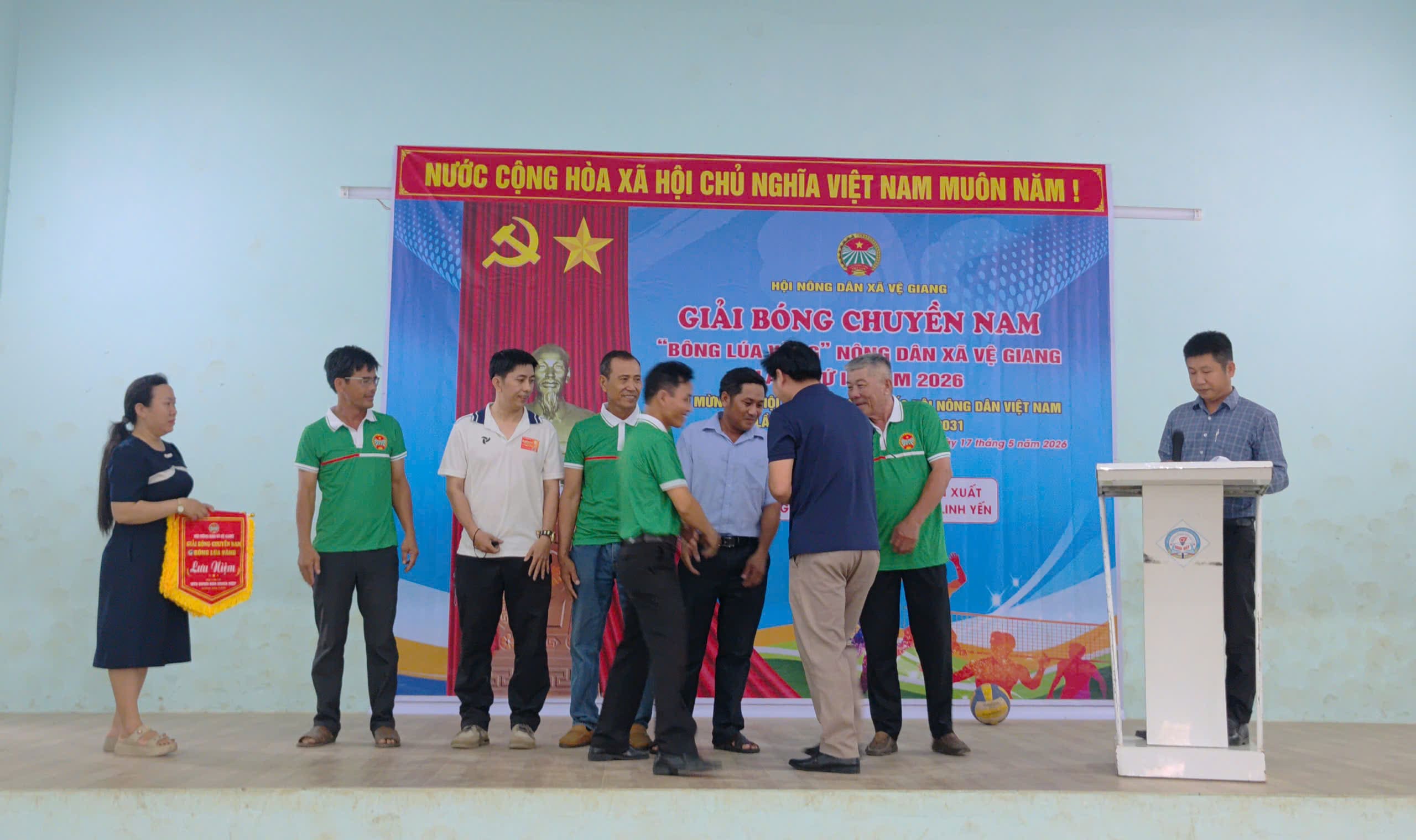 Trao giải Giải bóng chuyền Bông Lúa Vàng 2026